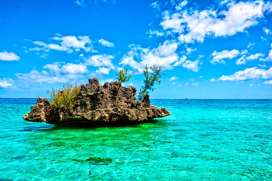 Strand von Mauritius mit Seven Coloured Earth im Hintergrund