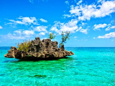 Tropischer Strand von Mauritius mit Seven Coloured Earth im Hintergrund