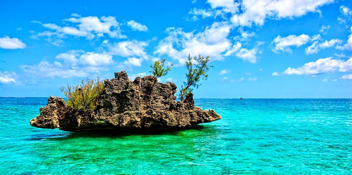 Strand von Mauritius mit Seven Coloured Earth im Hintergrund