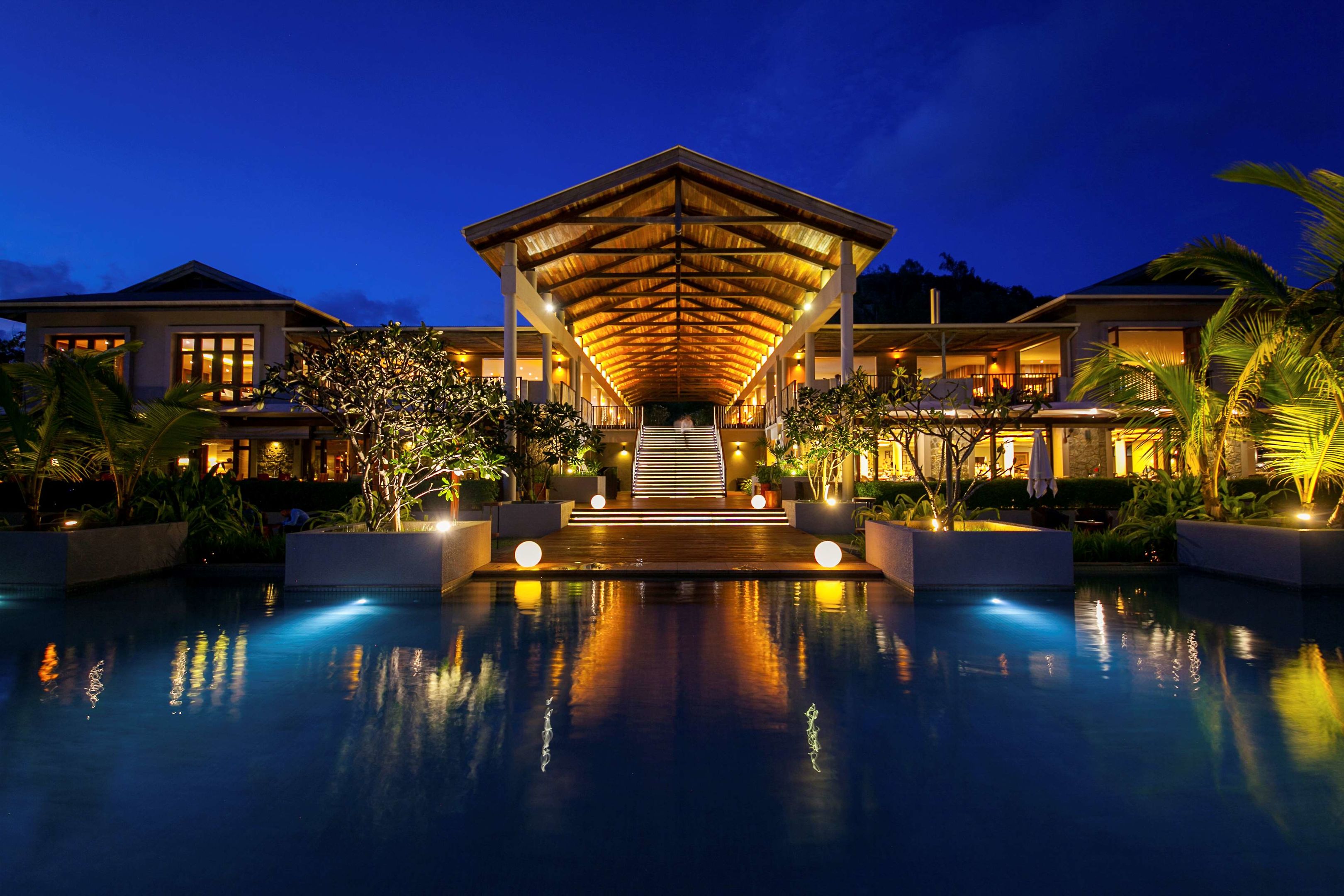 Panorama-Ansicht von luxuriösen Hotels an einem tropischen Strand mit Palmen und türkisfarbenem Wasser