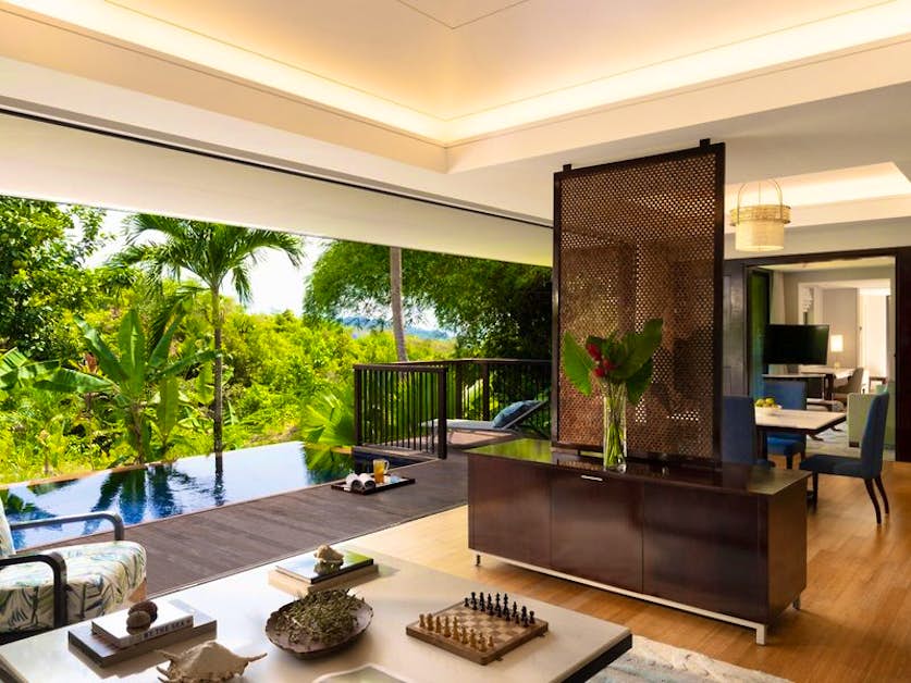 Villen des Raffles Seychelles Hotels mit Privatpools und Blick auf das türkisfarbene Meer