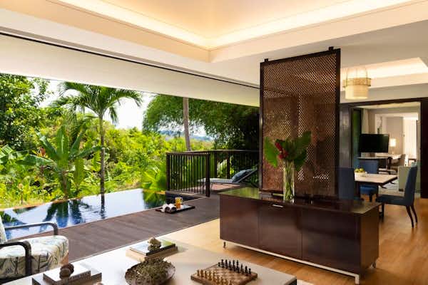 Villen des Raffles Seychelles Hotels mit Privatpools und Blick auf das türkisfarbene Meer