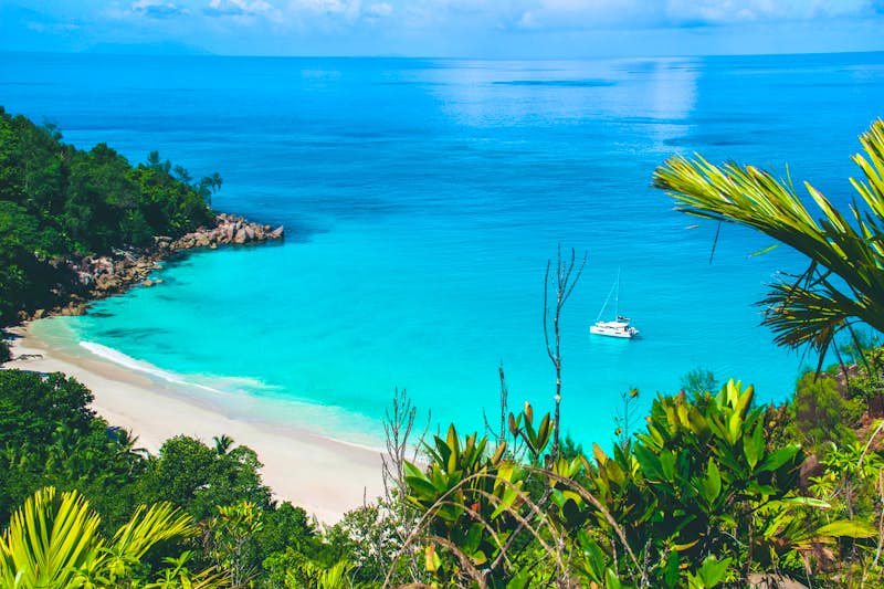 Granitfelsen und weißer Sandstrand der Seychellen bei Sonnenschein