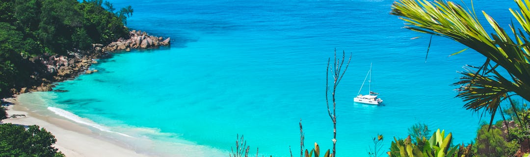 Charakteristische Granitfelsen und Traumstrand der Seychellen mit türkisblauem Wasser