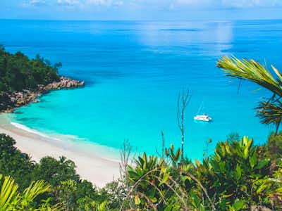 Granitfelsen und weißer Sandstrand der Seychellen bei Sonnenschein
