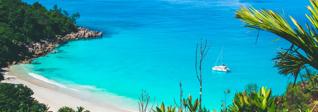 Urlaubsziel Seychellen – Charakteristische Granitfelsen und Traumstrand der Seychellen mit türkisblauem Wasser