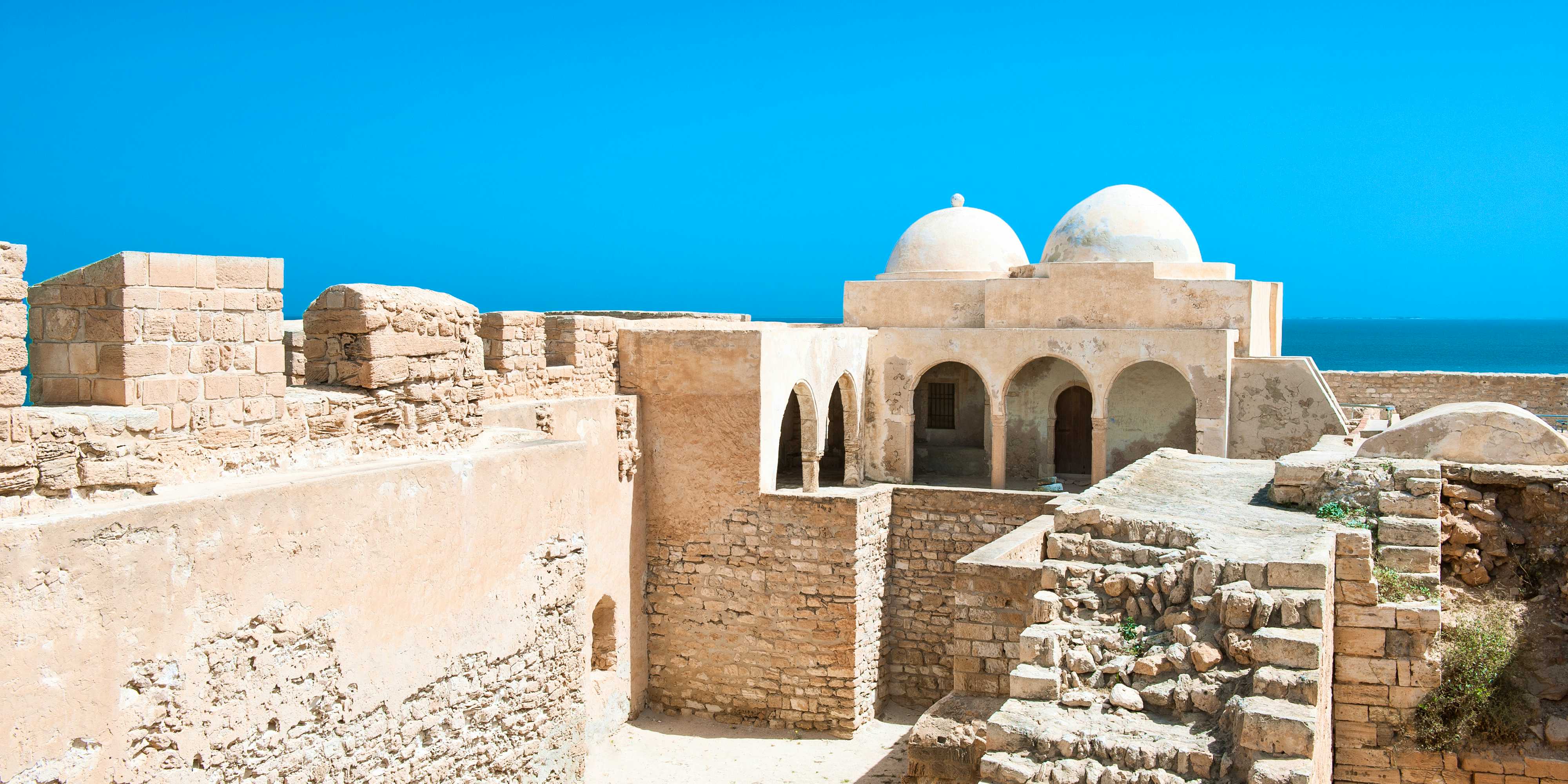 Strand und Palmen auf der Insel Djerba, Tunesien – beliebtes Reiseziel für Badeurlaub