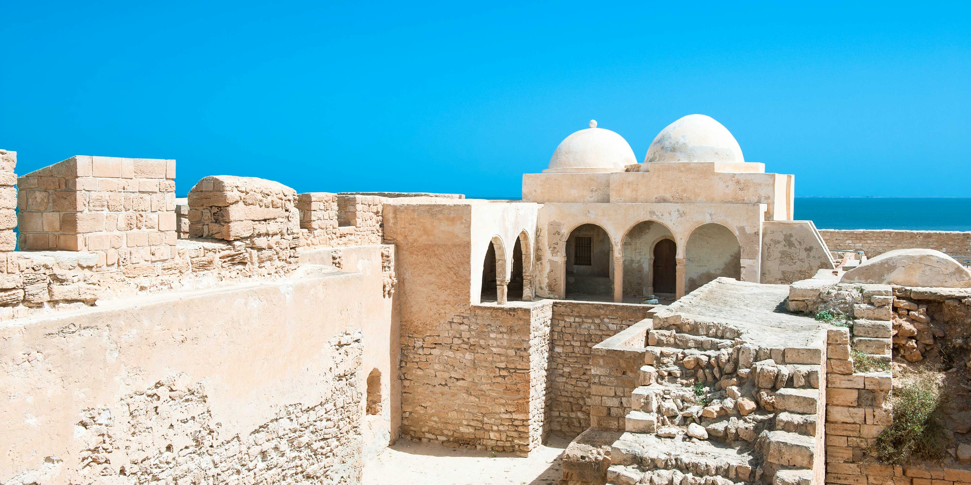 Strand und Palmen auf der Insel Djerba, Tunesien – beliebtes Reiseziel für Badeurlaub