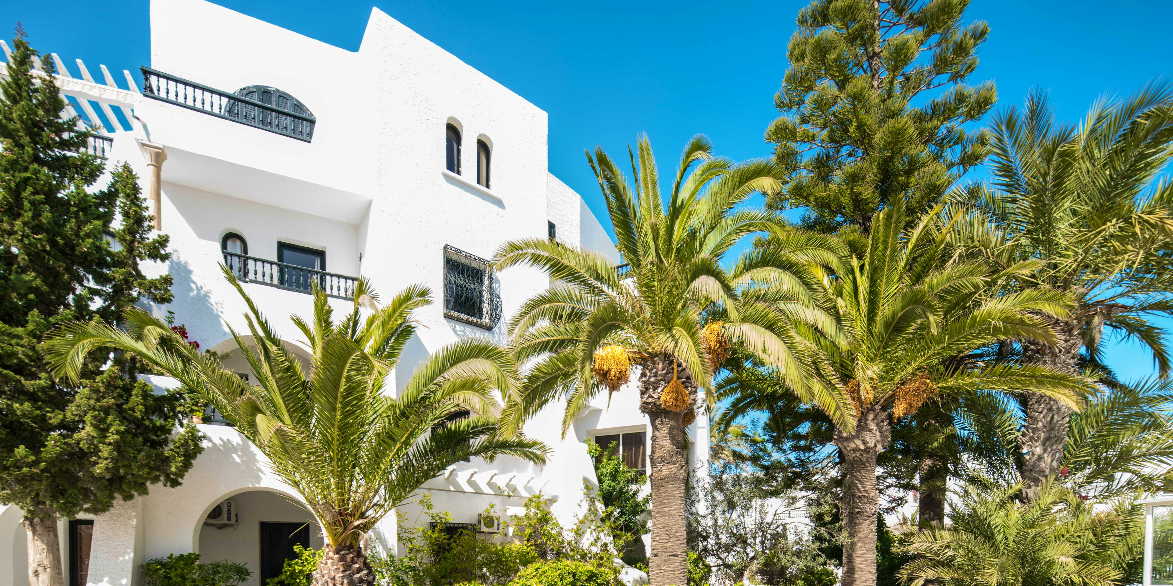 Yachthafen und Strand von Port El-Kantaoui, Tunesien – beliebtes Reiseziel für Badeurlaub, Wassersport und Familienurlaub