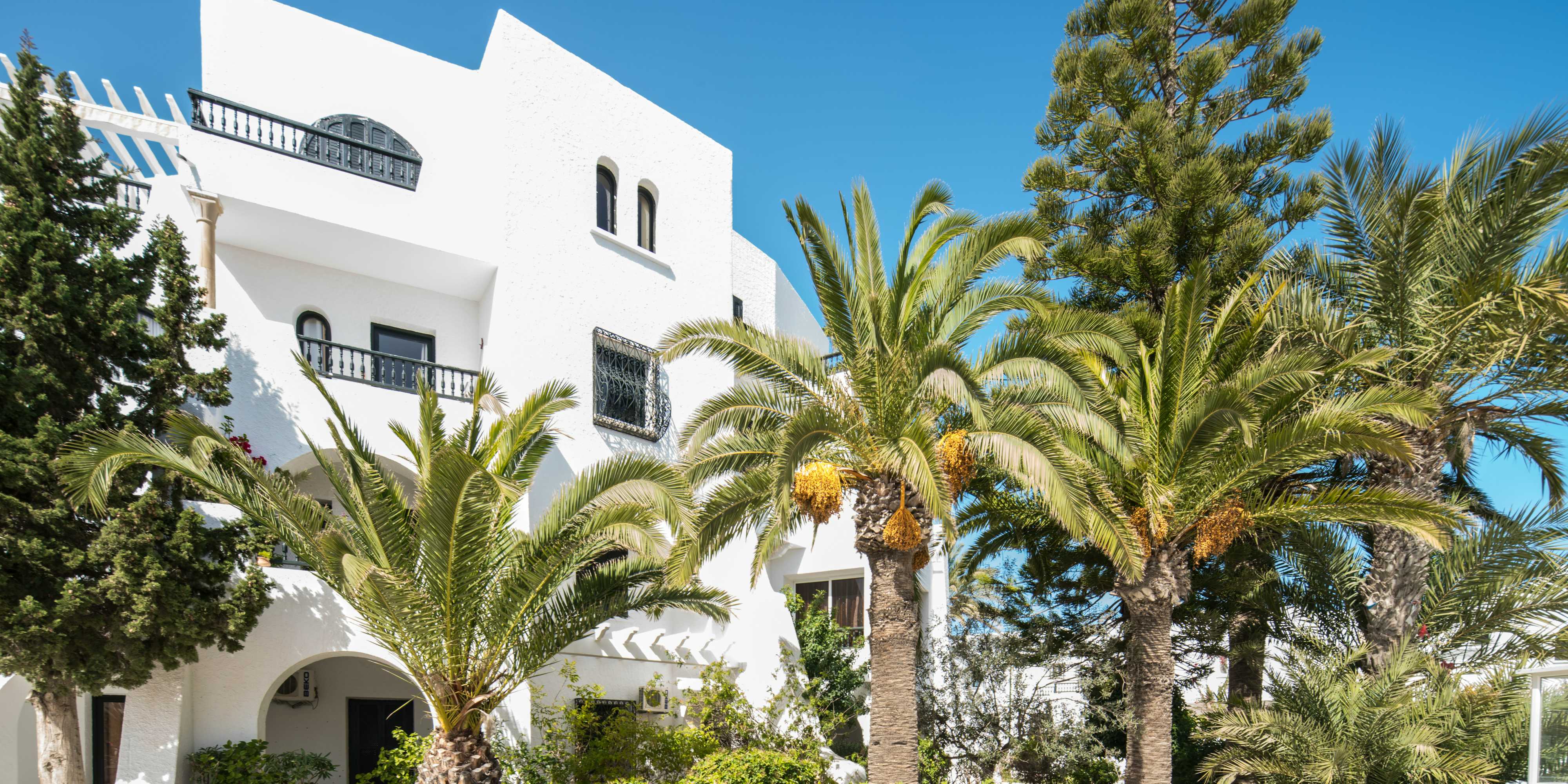 Yachthafen und Strand von Port El-Kantaoui, Tunesien – beliebtes Reiseziel für Badeurlaub, Wassersport und Familienurlaub