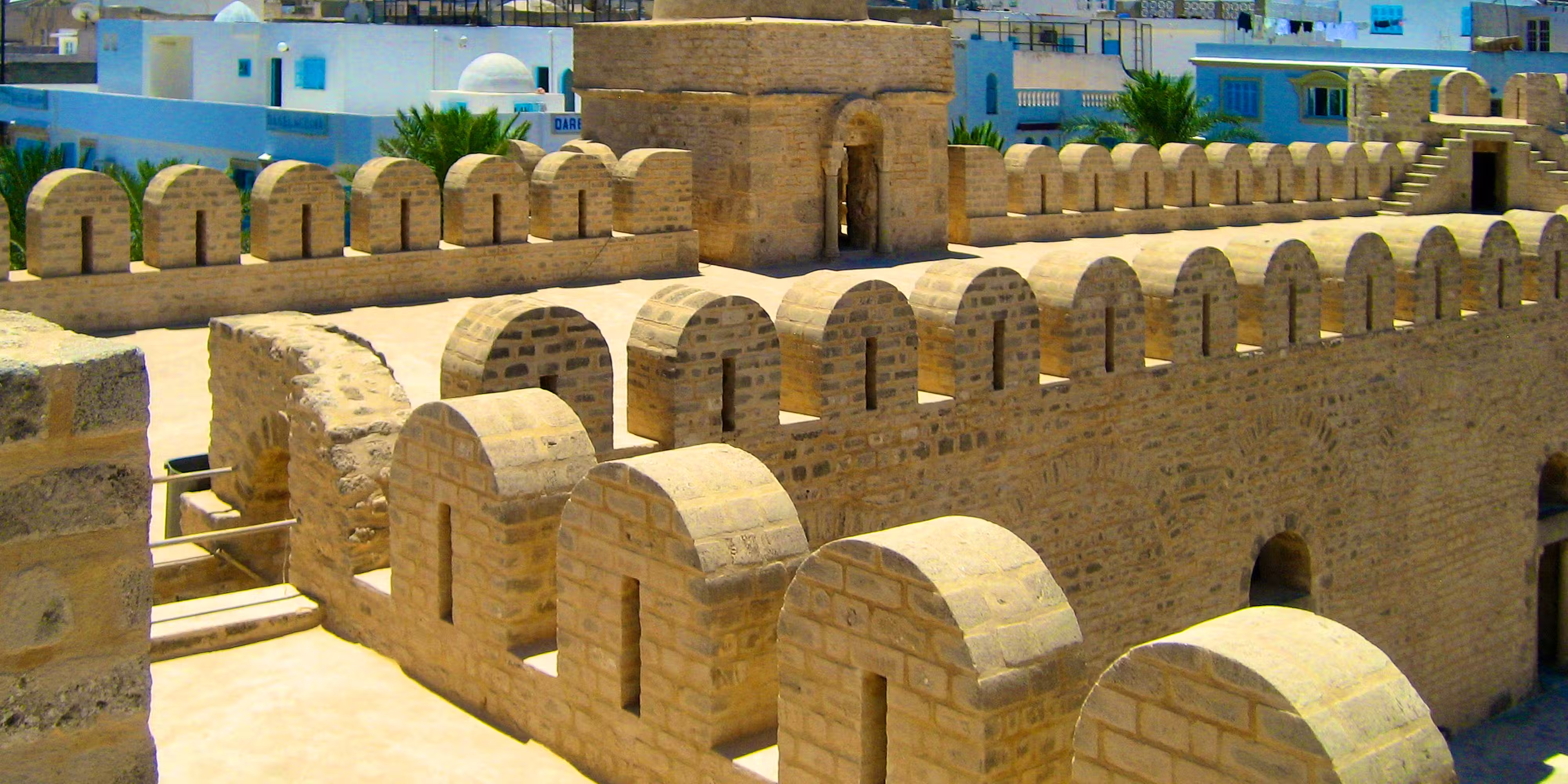 Blick auf die Altstadt von Sousse mit Ribat-Festung und Mittelmeer - beliebtes Reiseziel für Badeurlaub und Kultur in Tunesien