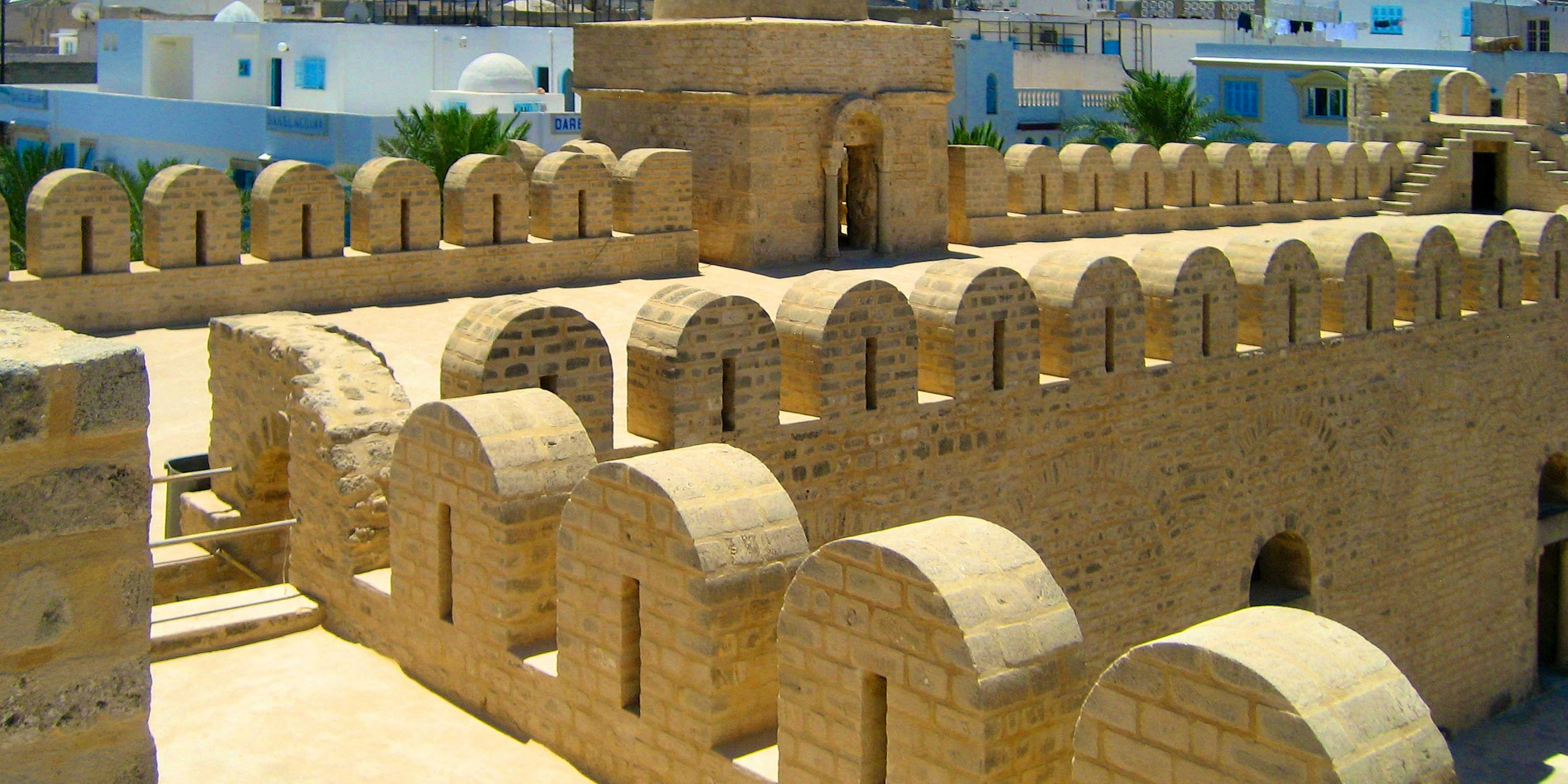 Blick auf die Altstadt von Sousse mit Ribat-Festung und Mittelmeer - beliebtes Reiseziel für Badeurlaub und Kultur in Tunesien