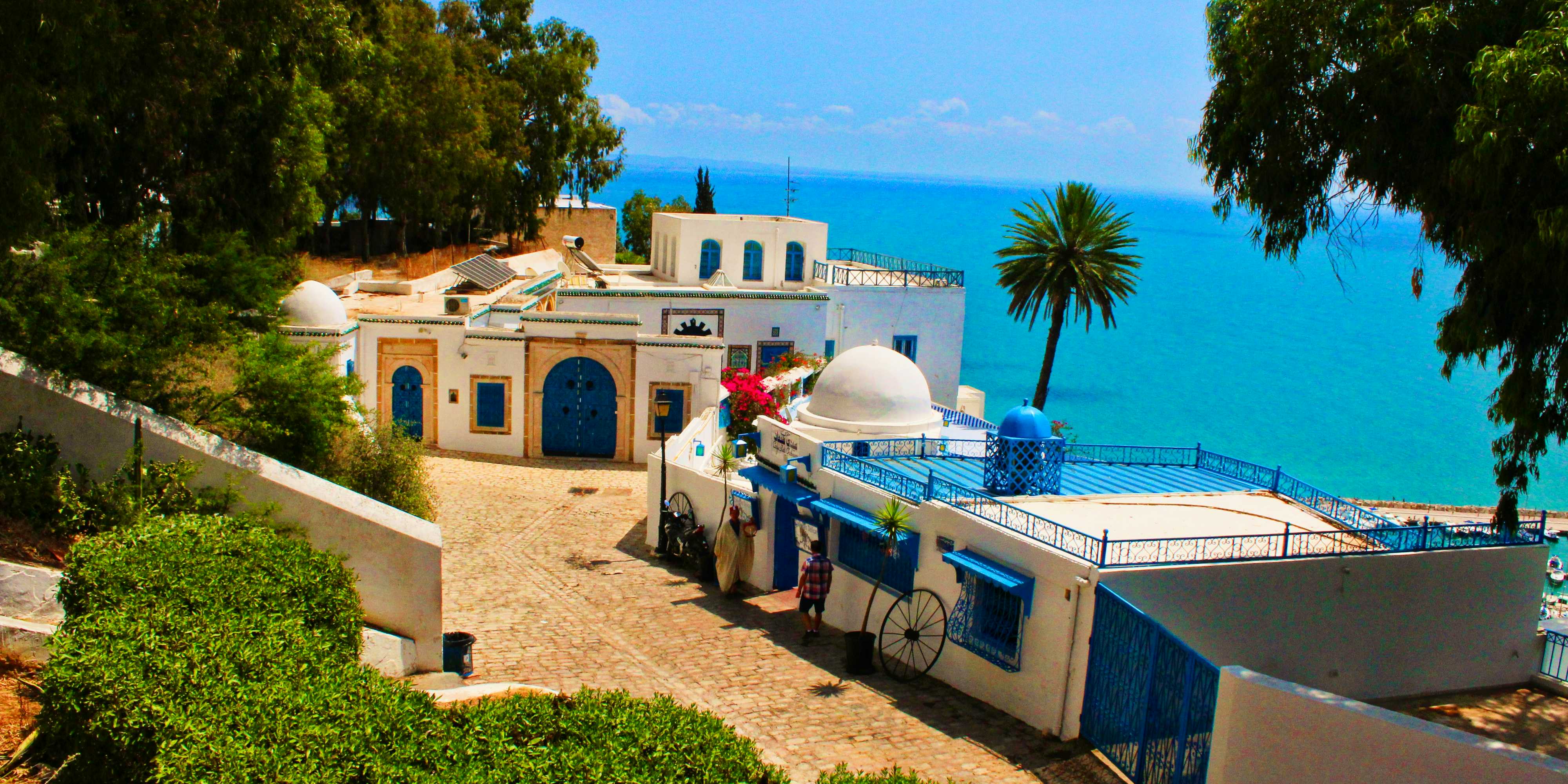 Blick auf die Altstadt von Tunis mit Ez-Zitouna-Moschee und orientalischen Gassen – Hauptstadt von Tunesien, beliebtes Reiseziel für Kultururlaub