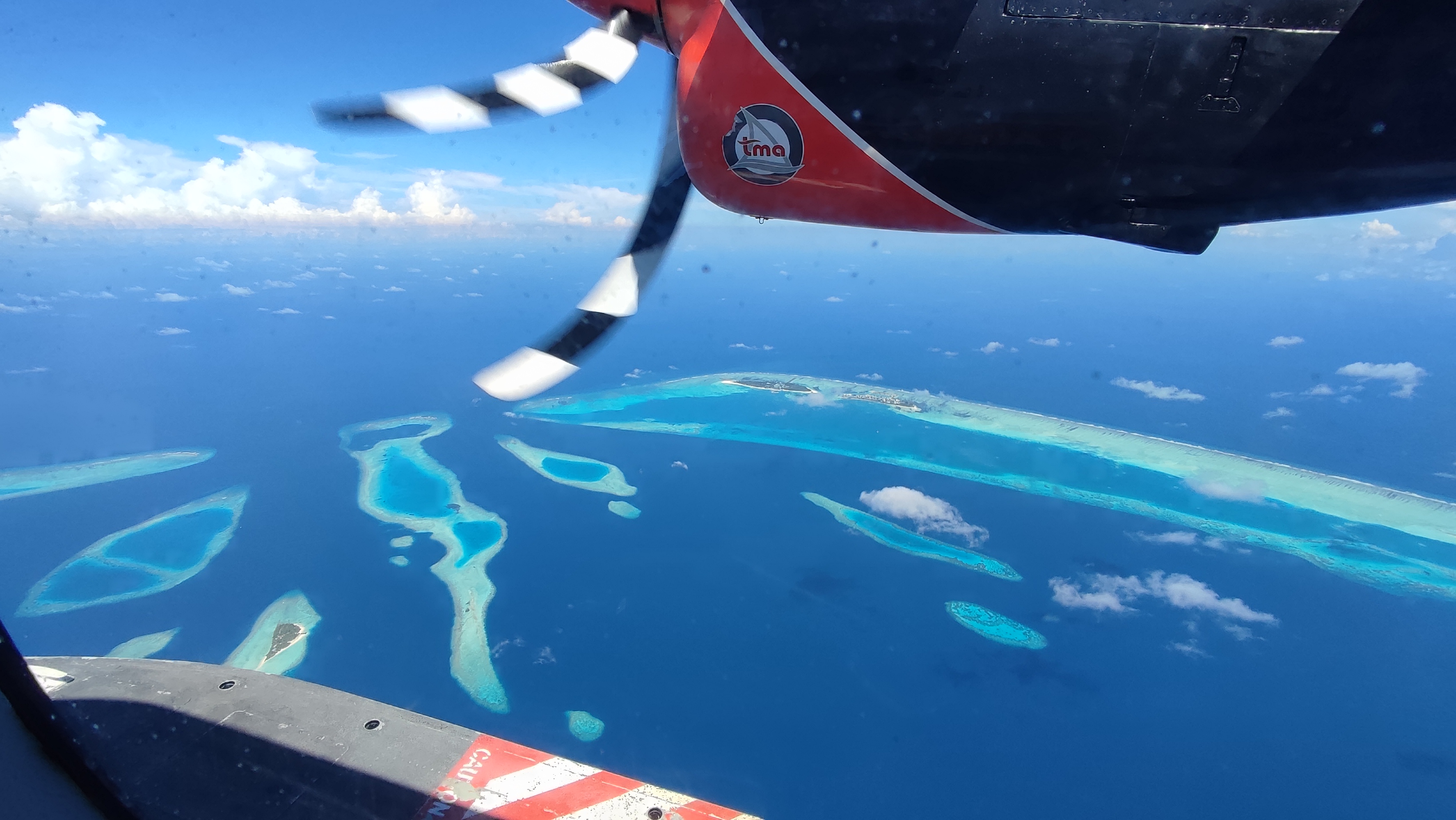 Luxus-Wasservillen der Malediven über kristallklarem Lagunenwasser bei Sonnenuntergang