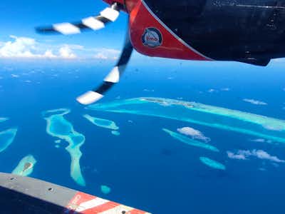 Overwater-Bungalows auf den Malediven bei Sonnenuntergang