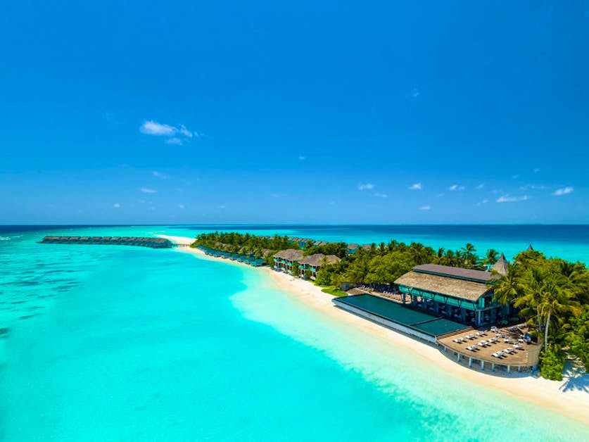 Overwater-Bungalows des Kuramathi Island Resorts über dem kristallklaren Wasser der Malediven