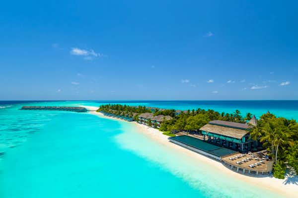 Overwater-Bungalows des Kuramathi Island Resorts über dem kristallklaren Wasser der Malediven
