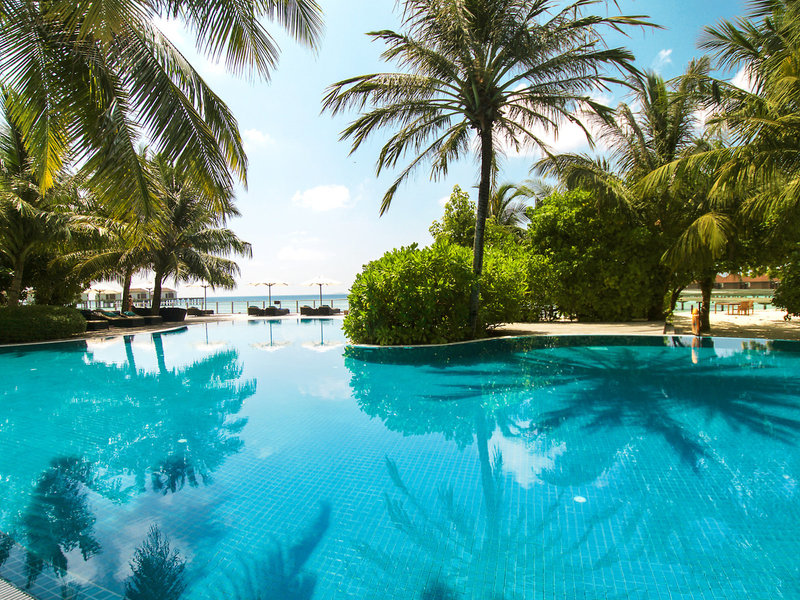 ROBINSON Club Resort auf den Malediven mit Strand und Palmenhütten