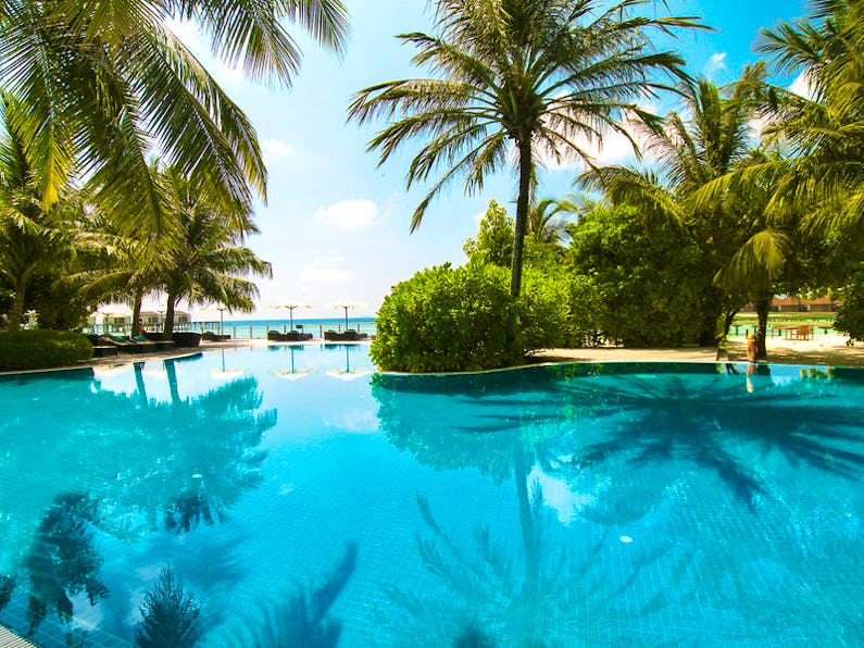 ROBINSON Club Resort auf den Malediven mit Strand und Palmenhütten