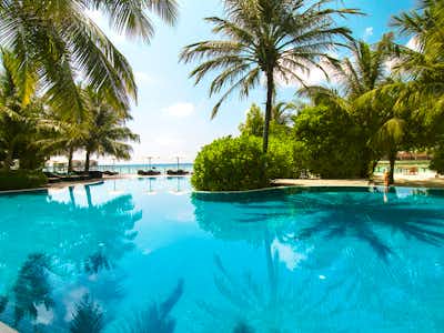 ROBINSON Club Resort auf den Malediven mit Strand und Palmenhütten