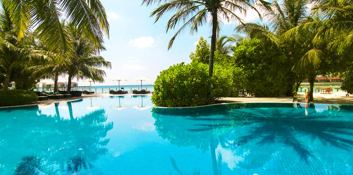 ROBINSON Club Resort auf den Malediven mit Strand und Palmenhütten