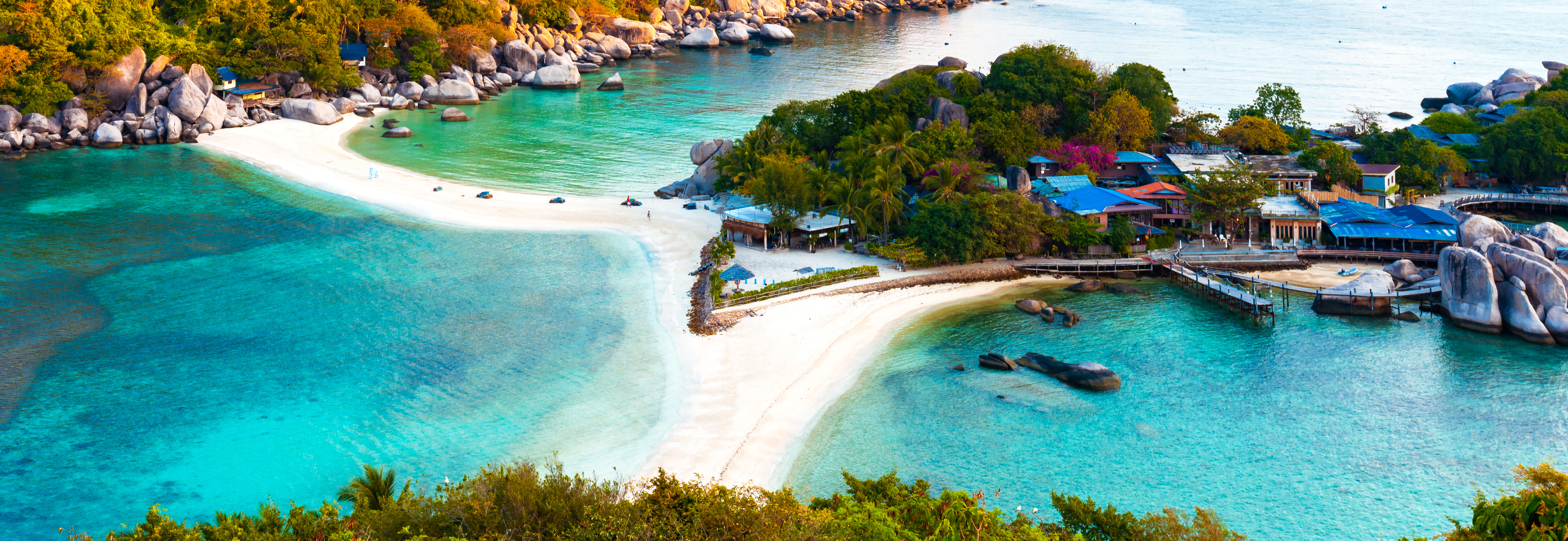 Atemberaubende tropische Landschaft in Thailand mit Palmen, türkisblauem Meer und weißem Sandstrand – entdecken Sie Ihren Luxusurlaub in Thailand