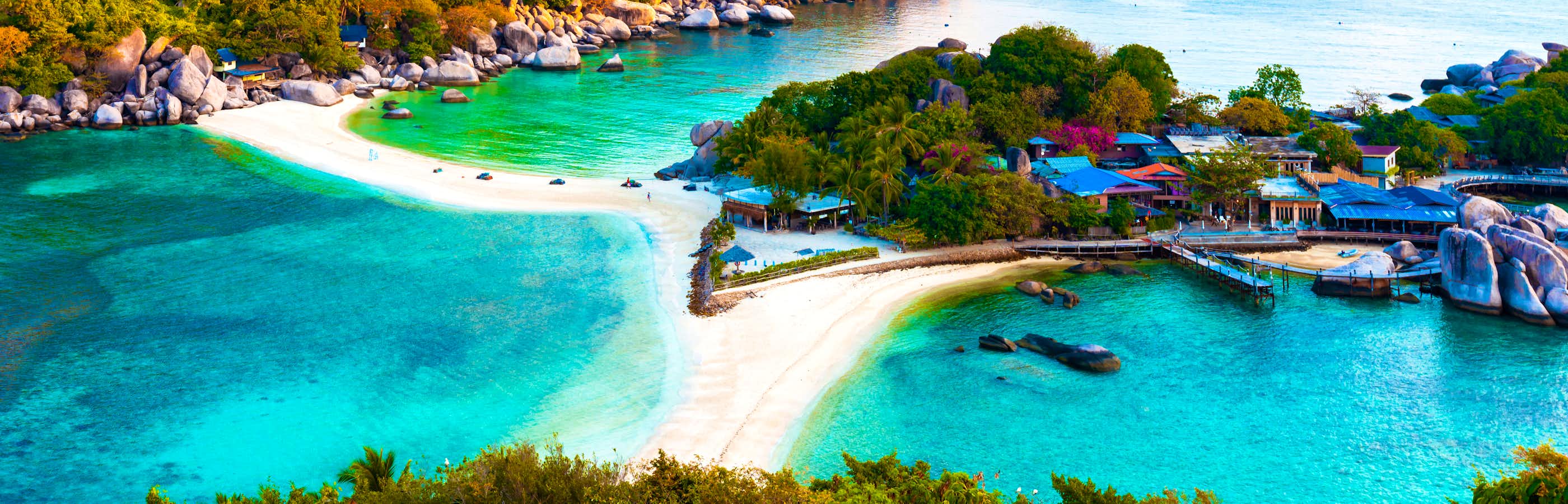 Atemberaubende tropische Landschaft in Thailand mit Palmen, türkisblauem Meer und weißem Sandstrand – entdecken Sie Ihren Luxusurlaub in Thailand