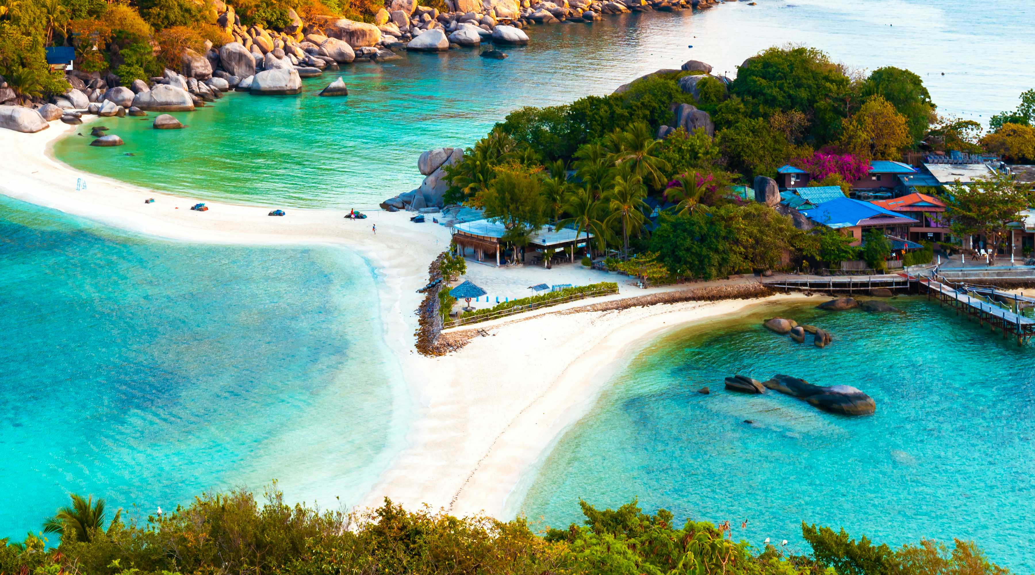 Atemberaubende tropische Landschaft in Thailand mit Palmen, türkisblauem Meer und weißem Sandstrand – entdecken Sie Ihren Luxusurlaub in Thailand