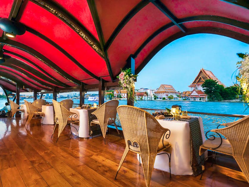 Anantara Riverside Bangkok Resort in Thailand – luxuriöses Hotel am Fluss mit tropischer Gartenanlage, großem Pool und Blick auf die Skyline von Bangkok, ideal für einen exklusiven Thailand Urlaub