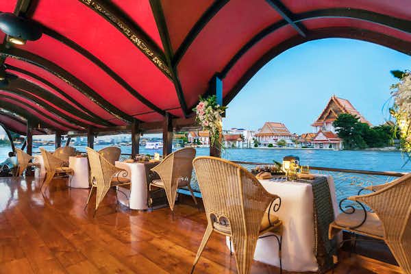 Anantara Riverside Bangkok Resort in Thailand – luxuriöses Hotel am Fluss mit tropischer Gartenanlage, großem Pool und Blick auf die Skyline von Bangkok, ideal für einen exklusiven Thailand Urlaub