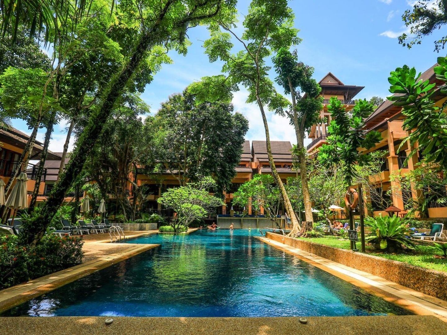 Khao Lak Merlin Resort in Khao Lak, Thailand – luxuriöses Hotel mit tropischer Gartenanlage, großem Pool und direktem Zugang zum weißen Sandstrand, ideal für einen exklusiven Thailand Urlaub