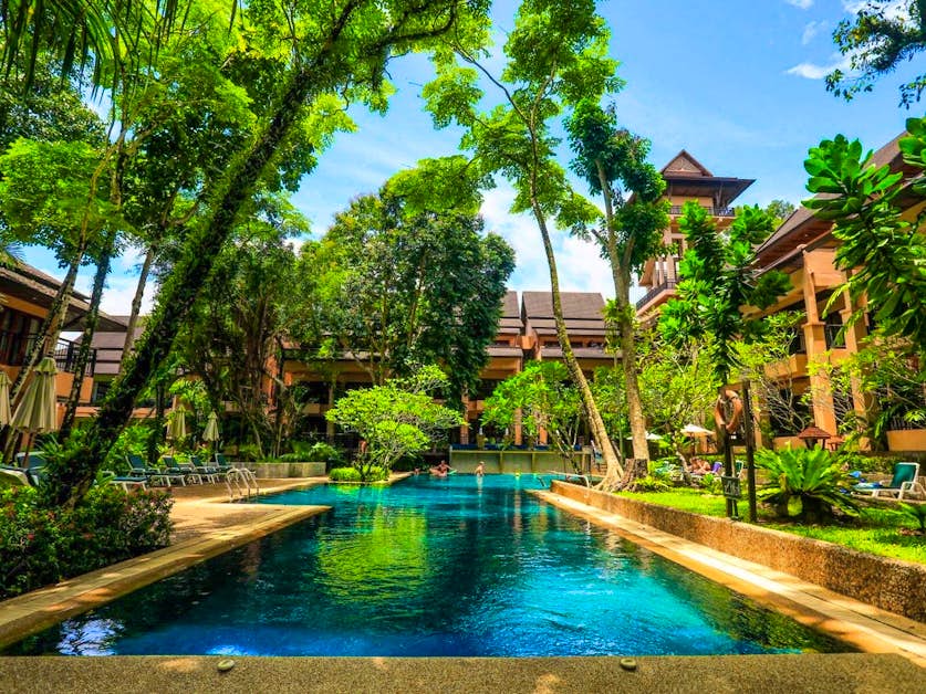 Khao Lak Merlin Resort in Khao Lak, Thailand – luxuriöses Hotel mit tropischer Gartenanlage, großem Pool und direktem Zugang zum weißen Sandstrand, ideal für einen exklusiven Thailand Urlaub