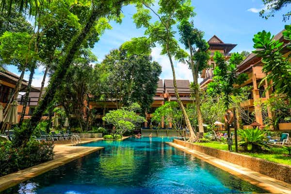 Khao Lak Merlin Resort in Khao Lak, Thailand – luxuriöses Hotel mit tropischer Gartenanlage, großem Pool und direktem Zugang zum weißen Sandstrand, ideal für einen exklusiven Thailand Urlaub
