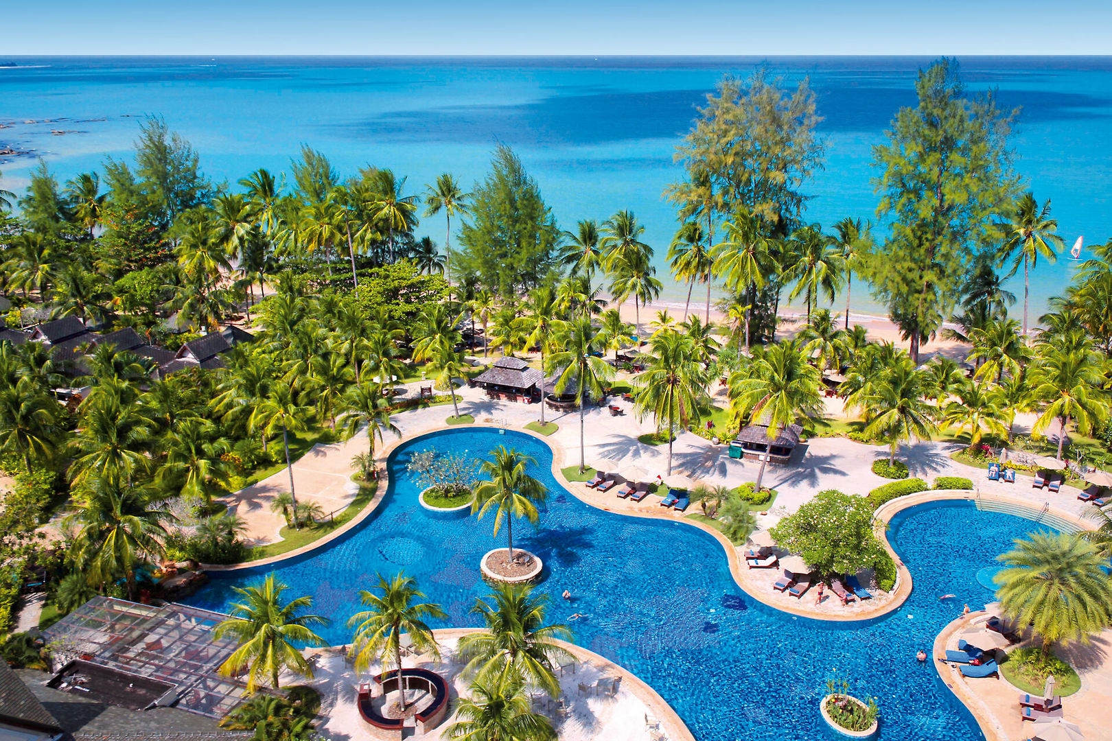 Tropischer Strand in Khao Lak, Thailand, mit Palmen und klarem Wasser