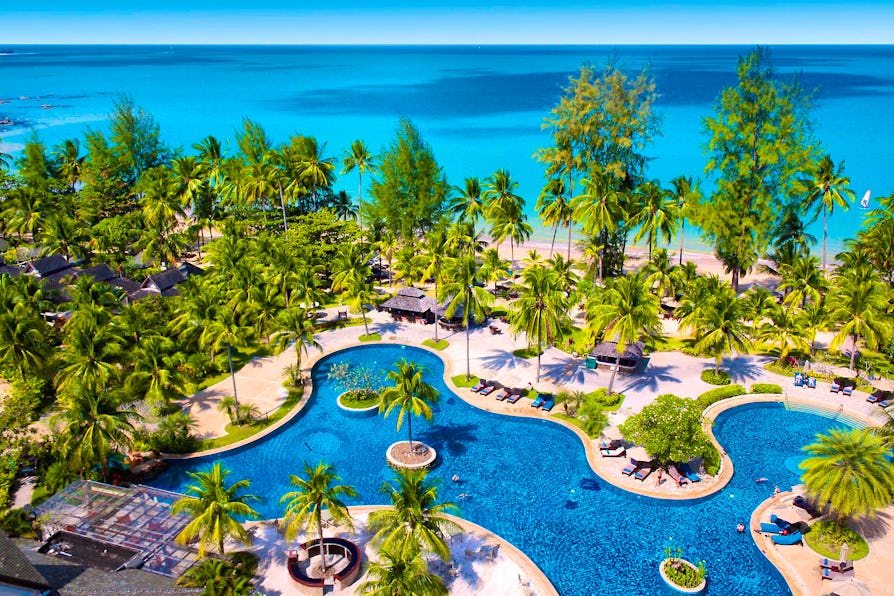 Tropischer Strand in Khao Lak, Thailand, mit Palmen und klarem Wasser