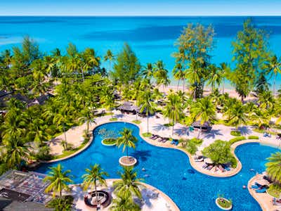 Tropischer Strand in Khao Lak, Thailand, mit Palmen und klarem Wasser