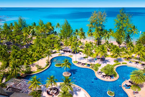 Luxuriöses ROBINSON Khao Lak Hotel in Thailand – exklusive Poollandschaft, tropische Palmen und direkter Zugang zum weißen Sandstrand, ideal für einen exklusiven Thailand Urlaub