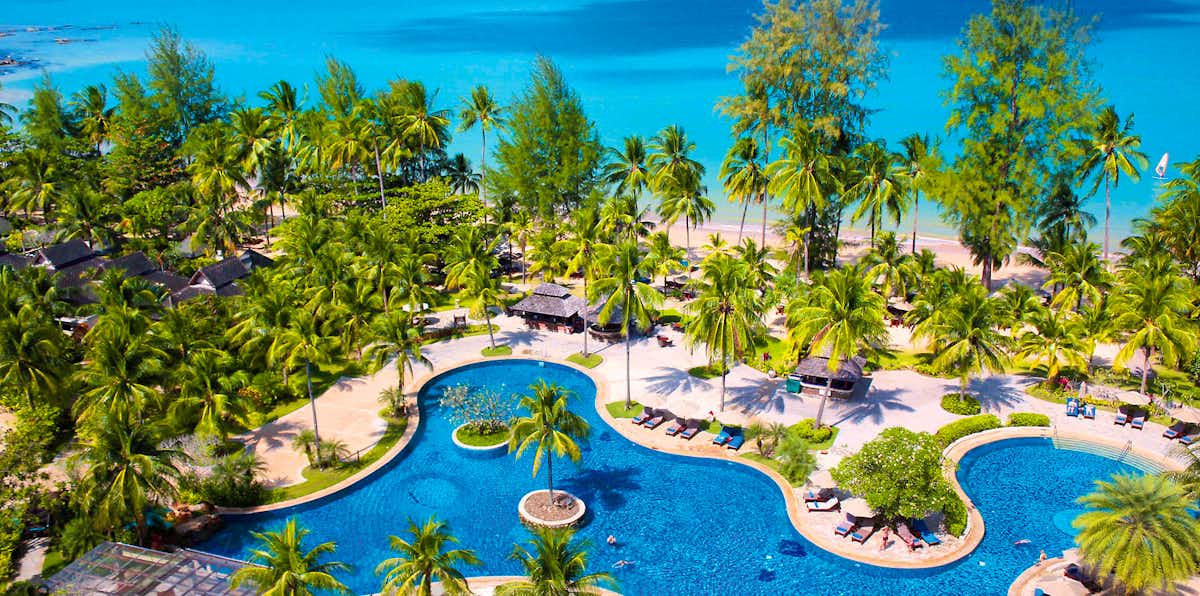 Tropischer Strand in Khao Lak, Thailand, mit Palmen und klarem Wasser
