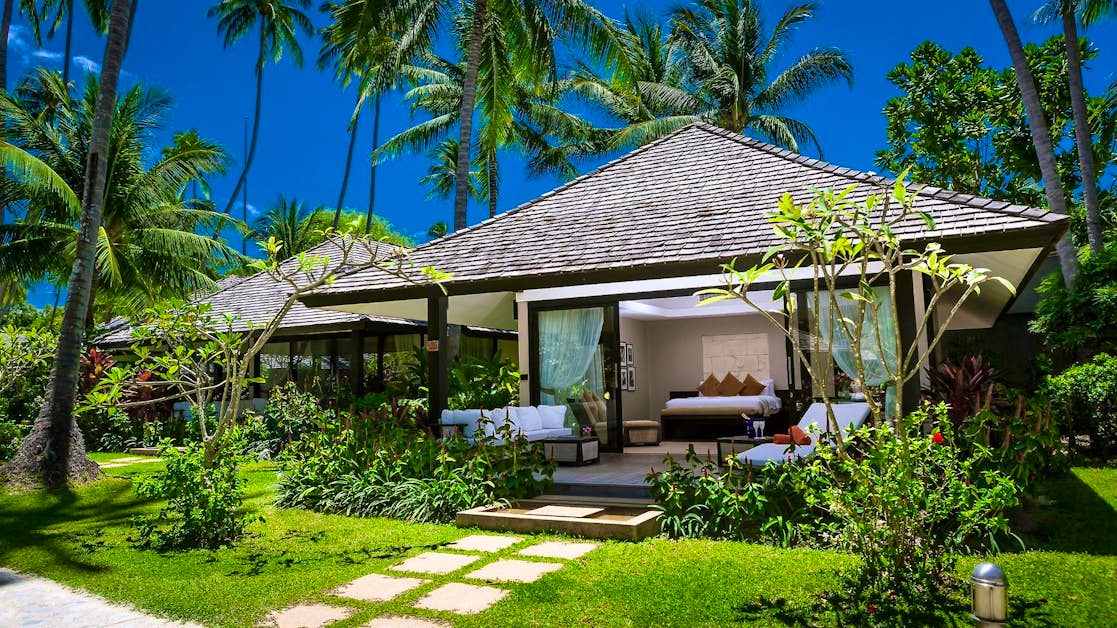 Luxuriöses Nikki Beach Koh Samui Resort & SPA am Lipa Noi Beach, Thailand – moderner Poolbereich, Palmen und direkter Zugang zum weißen Sandstrand, ideal für einen exklusiven Thailand Urlaub