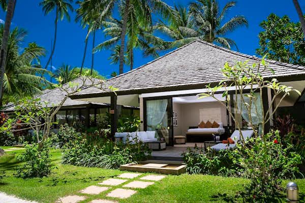 Luxuriöses Nikki Beach Koh Samui Resort & SPA am Lipa Noi Beach, Thailand – moderner Poolbereich, Palmen und direkter Zugang zum weißen Sandstrand, ideal für einen exklusiven Thailand Urlaub