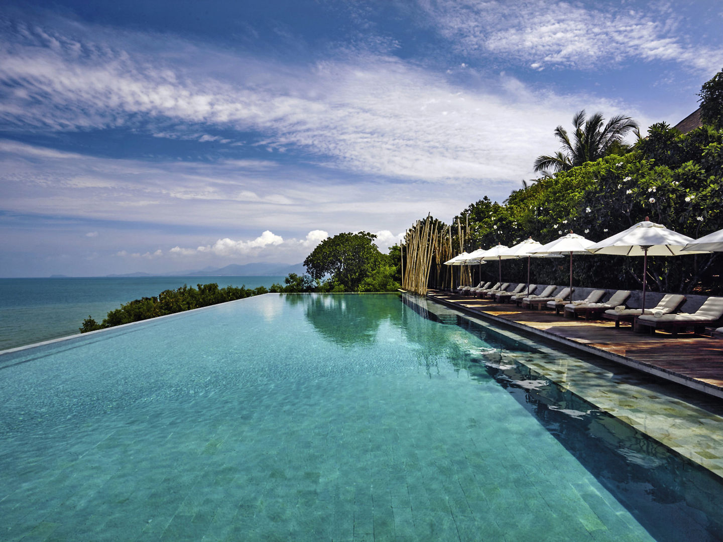 Luxuriöses Six Senses Samui Resort auf Koh Samui, Thailand – exklusive Villen mit privatem Pool, tropische Gärten und Panoramablick auf das türkisfarbene Meer, ideal für einen exklusiven Thailand Urlaub