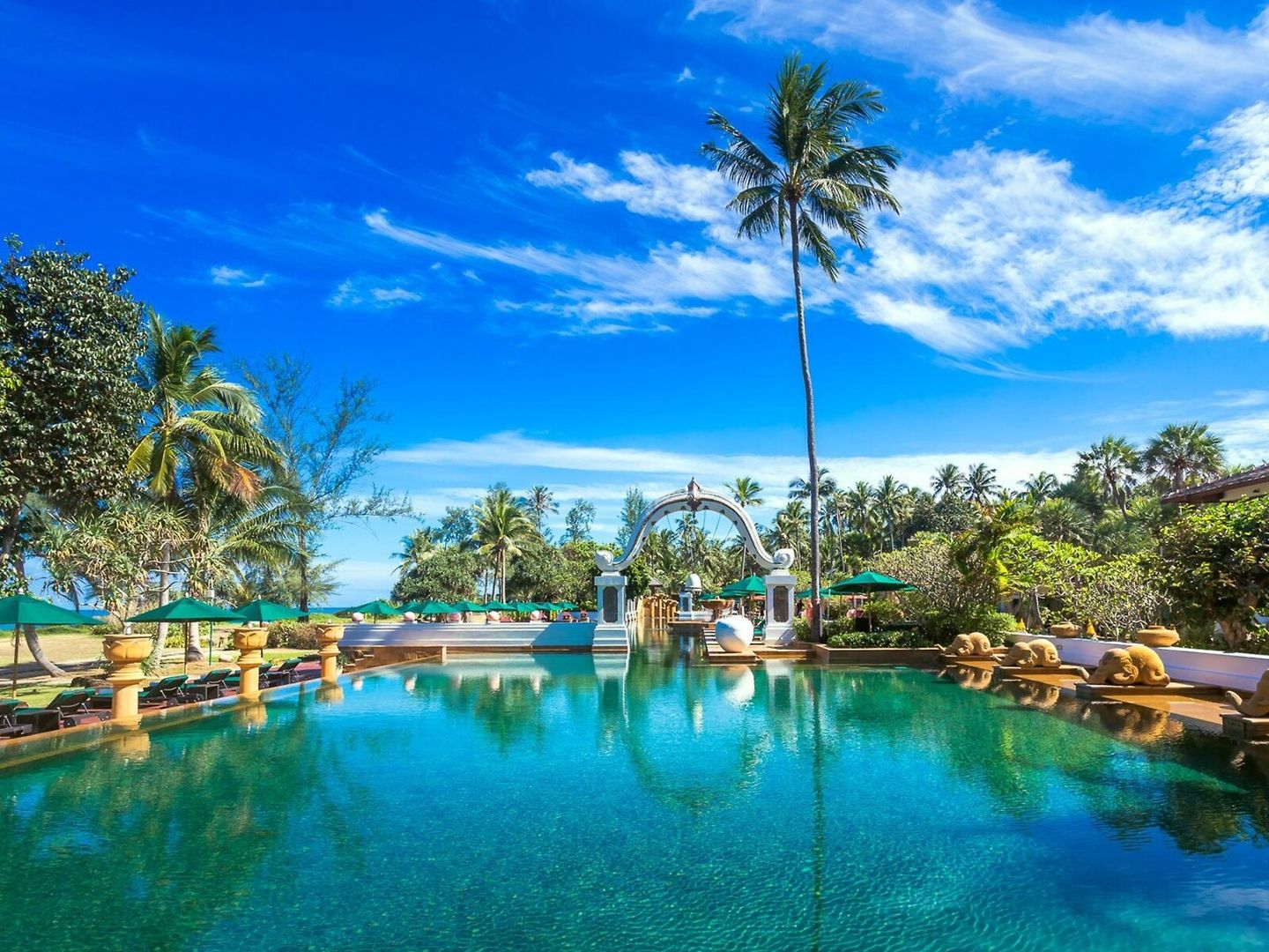 Luxuriöses JW Marriott Phuket Resort & Spa auf Phuket, Thailand – tropische Gartenanlage, großer Pool, direkter Zugang zum weißen Sandstrand und Blick auf das türkisfarbene Meer, ideal für einen exklusiven Thailand Urlaub