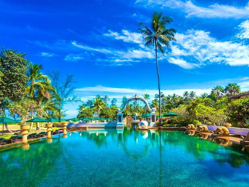 Luxuriöses JW Marriott Phuket Resort & Spa auf Phuket, Thailand – tropische Gartenanlage, großer Pool, direkter Zugang zum weißen Sandstrand und Blick auf das türkisfarbene Meer, ideal für einen exklusiven Thailand Urlaub