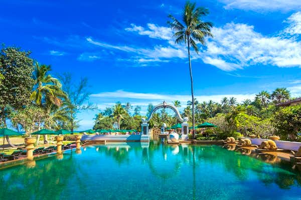 Luxuriöses JW Marriott Phuket Resort & Spa auf Phuket, Thailand – tropische Gartenanlage, großer Pool, direkter Zugang zum weißen Sandstrand und Blick auf das türkisfarbene Meer, ideal für einen exklusiven Thailand Urlaub