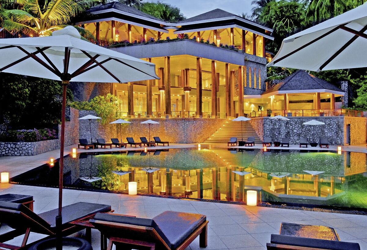 Luxuriöses The Surin Phuket Hotel auf Phuket, Thailand – exklusive Cottages am weißen Sandstrand, tropische Palmen und türkisblaues Meer, ideal für einen exklusiven Thailand Urlaub