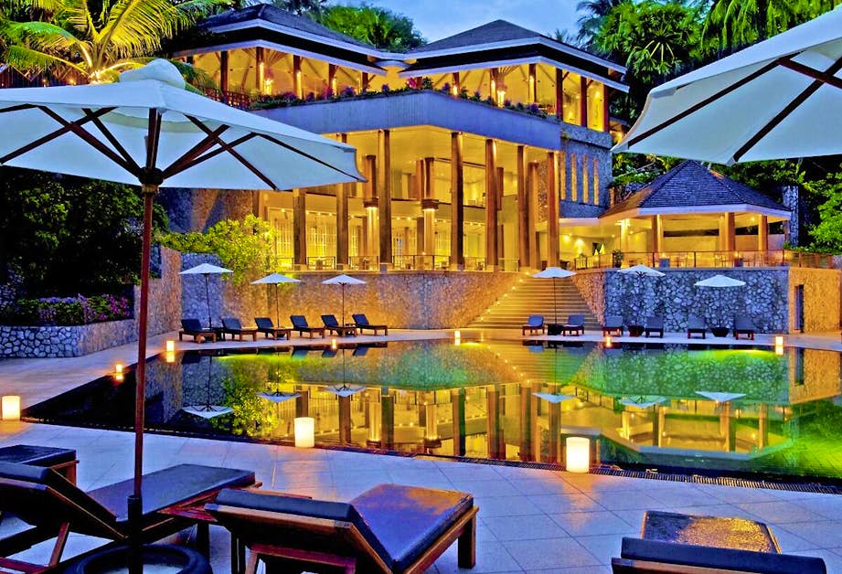 Luxuriöses The Surin Phuket Hotel auf Phuket, Thailand – exklusive Cottages am weißen Sandstrand, tropische Palmen und türkisblaues Meer, ideal für einen exklusiven Thailand Urlaub