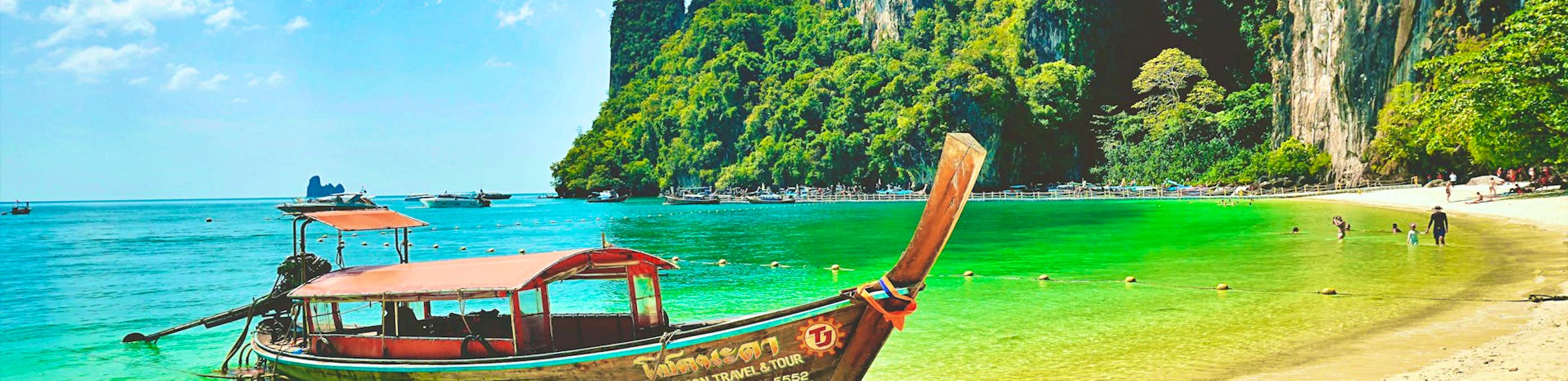 Panorama von Thailands tropischer Küste mit Palmen, türkisblauem Meer und weißem Sandstrand – ideal für einen luxuriösen Thailand Urlaub