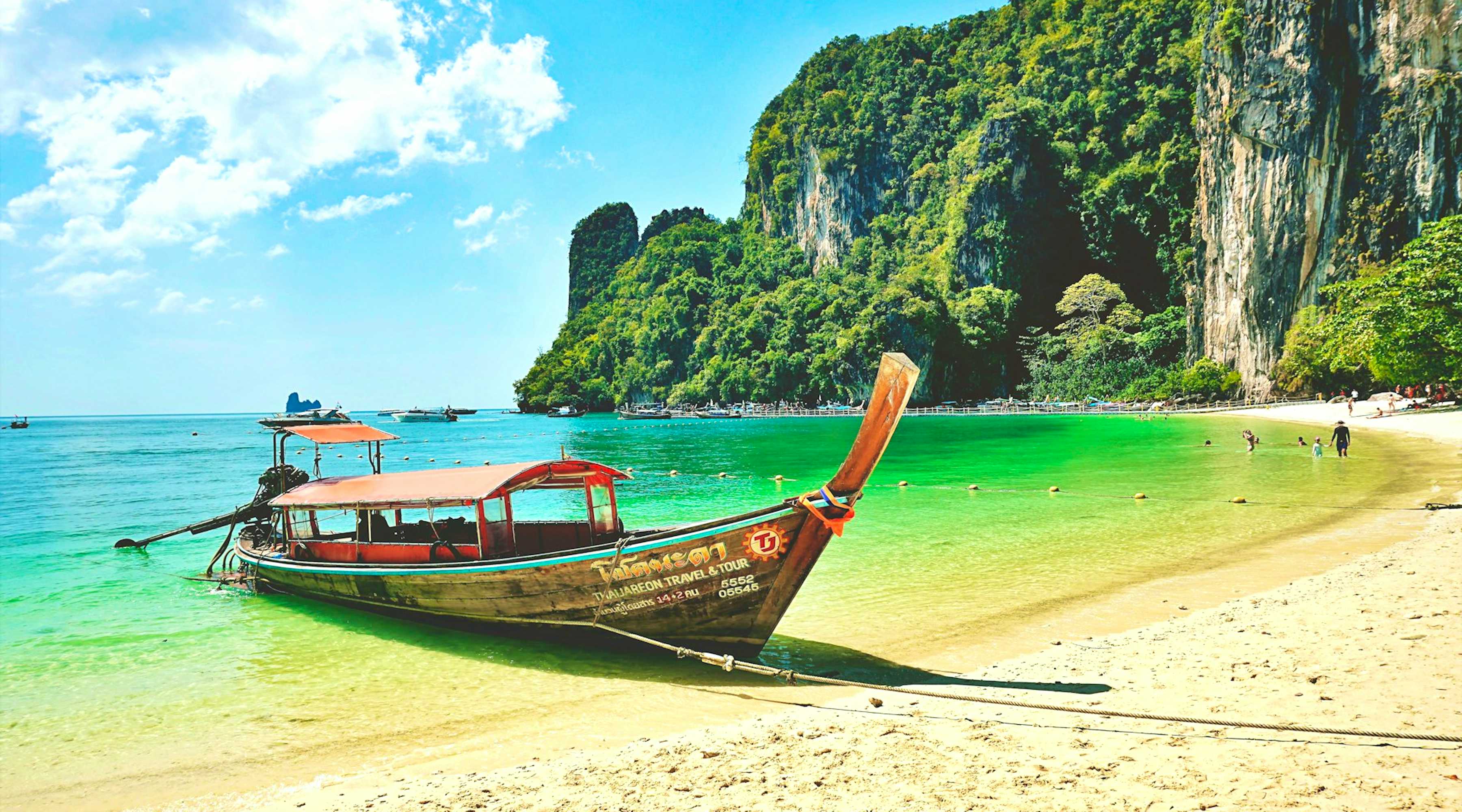 Panorama von Thailands tropischer Küste mit Palmen, türkisblauem Meer und weißem Sandstrand – ideal für einen luxuriösen Thailand Urlaub