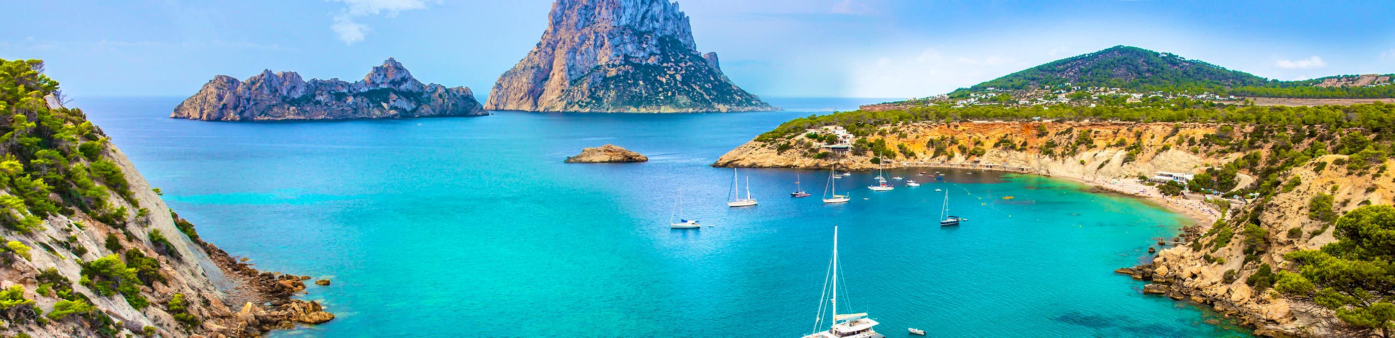 Traumhafter Strand und Küstenlandschaft auf Ibiza mit kristallklarem Wasser