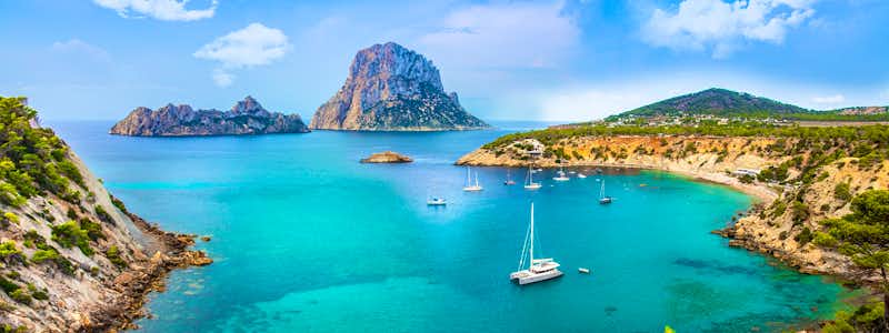 Küstenlandschaft von Ibiza mit türkisfarbenem Wasser und felsiger Küste